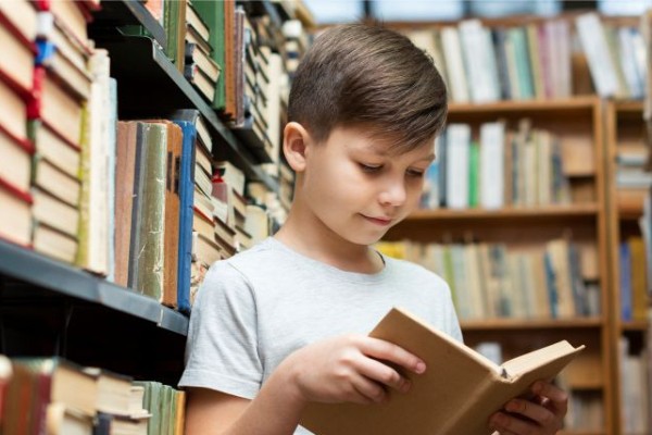 sedang-membaca-buku-di-perpustakaan.jpg